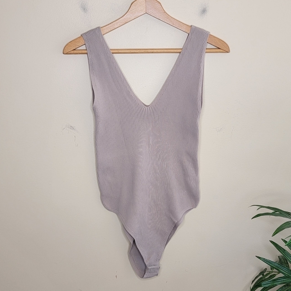 Everyday Chic Boutique Tan Ribbed V-neck Tank Bodysuit Size Large Casual Basic